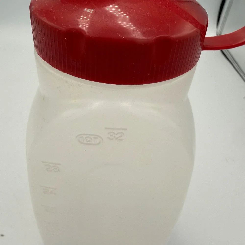 Rubbermaid 32 oz 1 Qt Mixing Bottle Red Flip Top Lid Translucent Made in USA